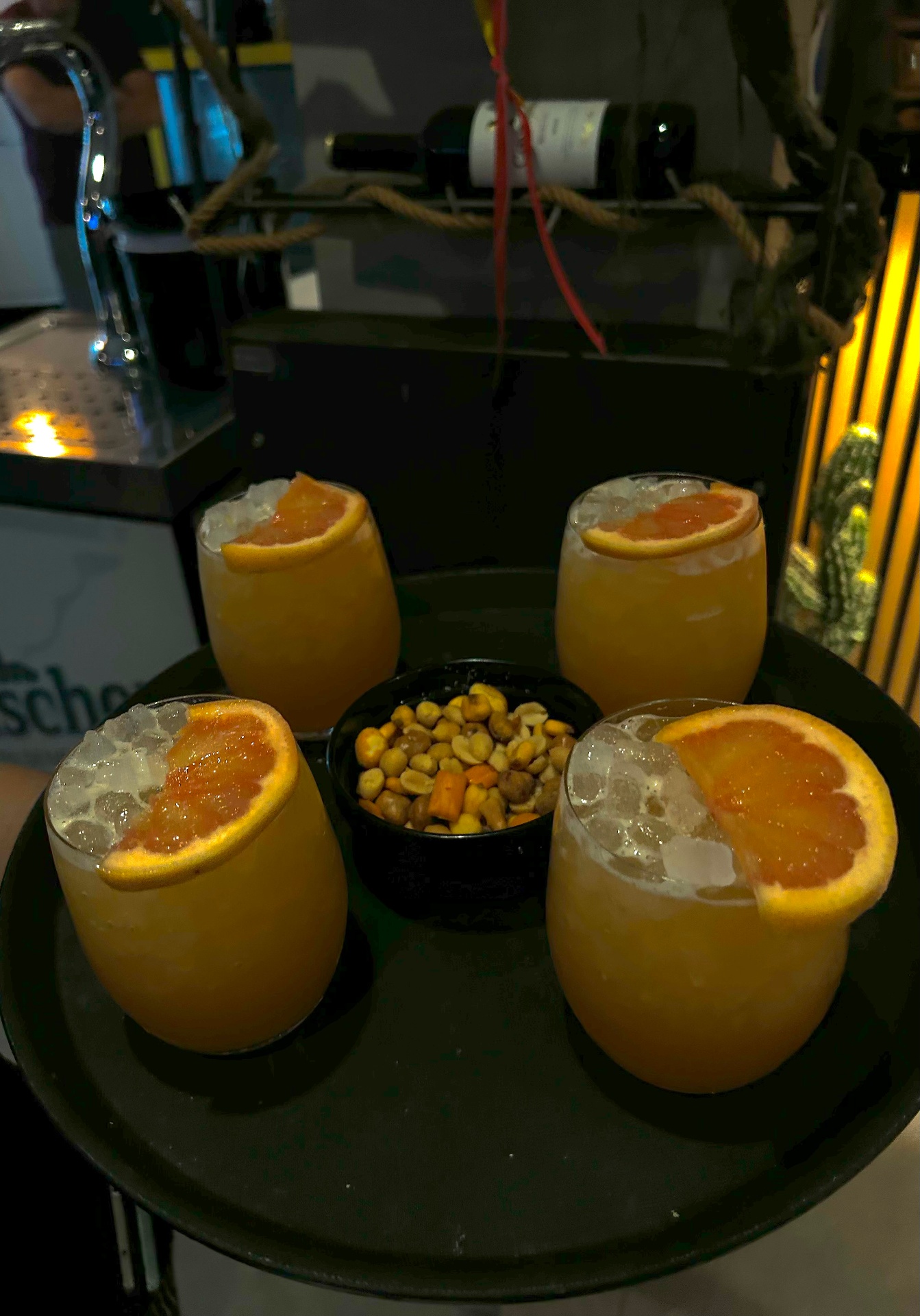 Signature orange cocktails στο μπαρ του Cactus στο Χαϊδάρι