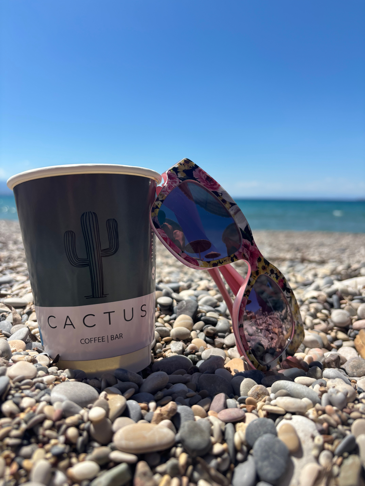 Cactus coffee cup στην παραλία — καφές από το Cactus Χαϊδάρι