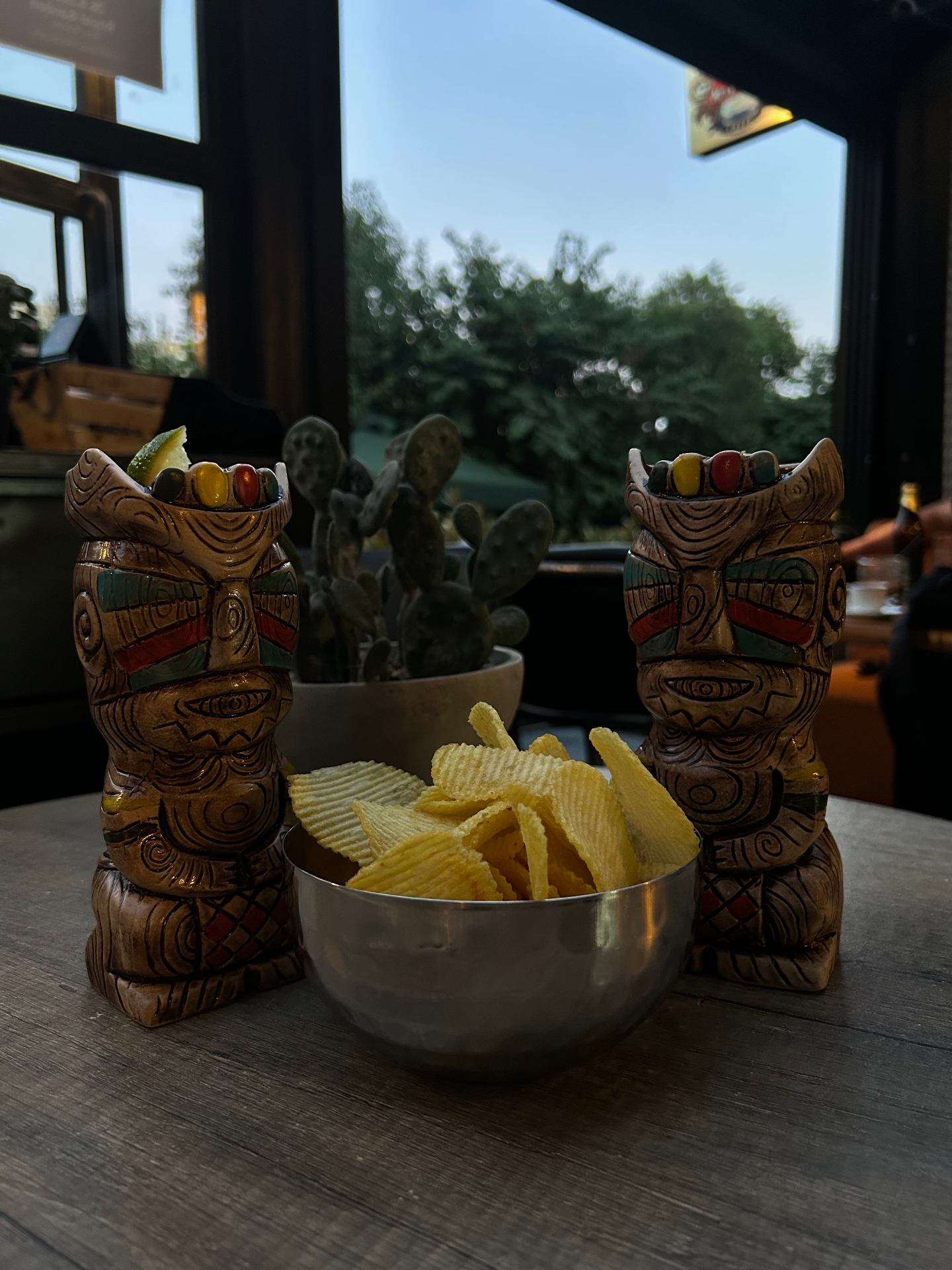 Tiki cocktails και σνακ στο Cactus Cafe Χαϊδάρι